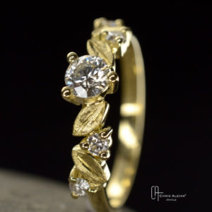 Bague de fiançailles diamants et feuilles d'or